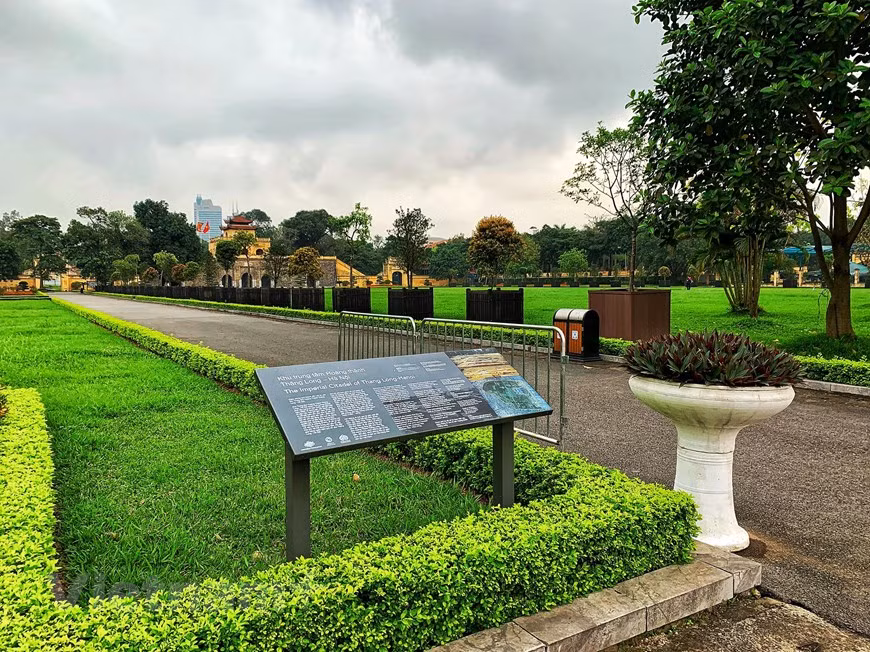 During these days, only security guards and environmental workers are seen at UNESCO-recognised Thang Long Imperial Citadel.The Imperial Citadel of Thang Long, is an intriguing relic of Vietnam’s history and, signifying its historical and cultural importance, was made a UNESCO World Heritage Site in 2010. Also known as the Hanoi Citadel, many artefacts and items dating back to between the 6th and 20th centuries were excavated in 2004, including foundations of old palaces, ancient roads, ponds and wells.On top of these discoveries, archaeologists also found bronze coins, ceramics and pottery from China and many places in Asia, all of which demonstrate a close trading relationship in the area. (Photo: Mai Mai/ Vietnamplus)
