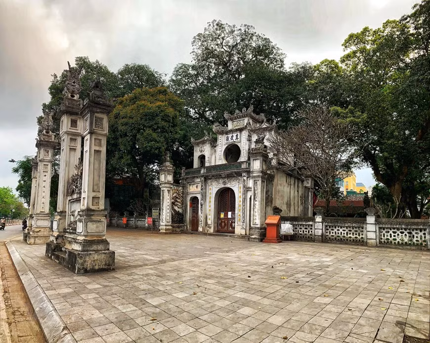 Quan Thanh Temple - a famous spiritual tourism destination of Hanoi, one of four district gate temples of ancient Thang Long has closed since March 10.The Quan Thanh Temple, den Quan Thanh in Vietnamese meaning "shop of the gods", is an important cultural and historical vestige of the Vietnamese capital and is, therefore, a must-visit during your stay in Hanoi. According to legend, the Quan Thanh Temple was erected during the reign of Ly Thai To (1010-1028), the legendary founder of the great Vietnamese dynasty Ly, in honour of the Taoist god Tran Vu, ardent defender of northern region of Vietnam. (Photo: Mai Mai/ Vietnamplus)