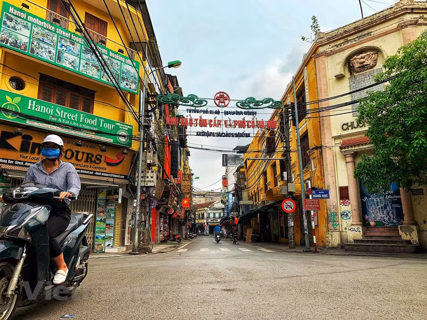 Ta Hien street, which is often crowded with domestic and foreign visitors, especially at weekend, is also sparsely populated because restaurants are closed as recommended by the city. Ta Hien Street is known as the first street where the majority of foreign tourists set foot on when coming and before leaving Hanoi. Therefore, everyone is familiar to call Ta Hien Street with the name "Pho Tay". The winds of late fall and early winter makes a little cold on our face, Hanoi streets become secluded. The city falls in a peaceful sleep. But there is a contrast on Ta Hien Str at night. Ta Hien Street corner at that time is the moment of "going out and joining" of foreign visitors. (Photo: Mai Mai/ Vietnamplus)