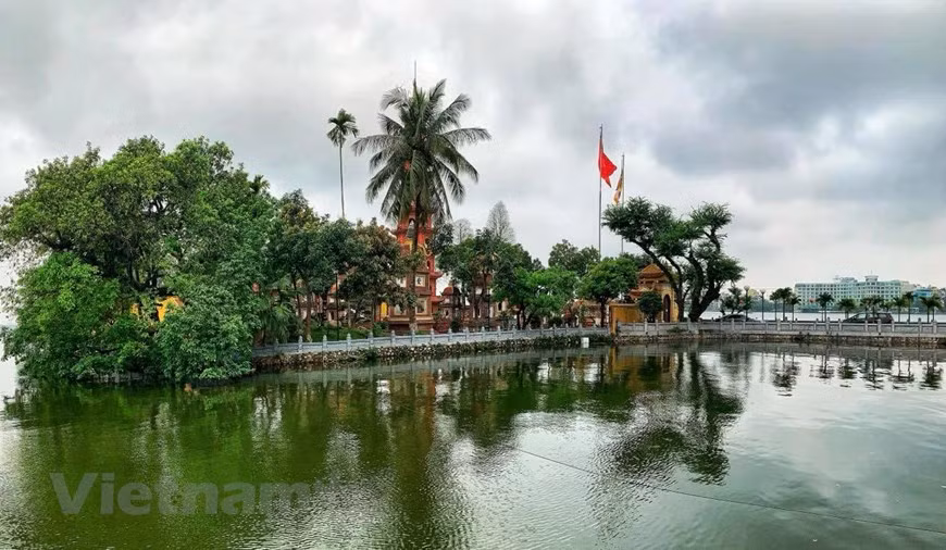 Tran Quoc Pagoda was named as one of the world’s 16 most beautiful pagodas by the British newspaper Daily Mail in 2017.Standing at 15 metres, the main pagoda is made up of eleven levels, while its surrounding buildings include an incense burning house and a museum housing historic relics. You can also see intricately carved statues dating to 1639, each of which bear unique facial feature. Open daily from 07:30 onwards, Tran Quoc Pagoda is free to enter all year long, though it gets packed with devotees during annual festivities such as Tet and Buddha’s Birthday. As it’s a place of worship, visitors are advised to dress conservatively out of respect for the monks and locals. (Photo:Mai Mai/Vietnamplus)