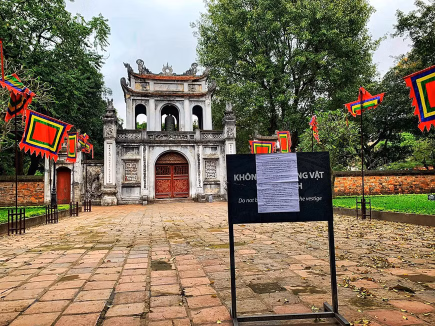 Amid COVID-19 outbreak, many tourist hot spots in the capital city of Hanoi close their doors to prevent the spread of the virus. Both historical relic sites and popular tourist destinations located throughout Hanoi have been temporary closed whilst thorough disinfectant measures aimed at preventing the further spread of the novel coronavirus (COVID-19) are carried out. To ensure safety for visitors, Hanoi authorities have also closed the Temple of Literature and Ngoc Son Temple for disinfection. Le Xuan Kieu, Director of the Temple of Literature's Cultural and Scientific Centre, said that they have temporarily closed the site to carry out disinfection work and train staff about virus prevention. (Photo: Mai Mai/Vietnamplus)