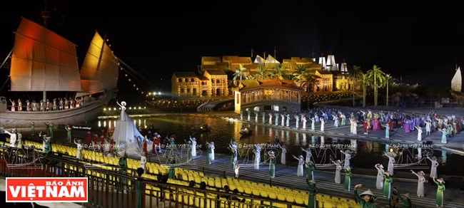 Nearly 500 actors and actresses join in the colourful show.(Photo: VNA)