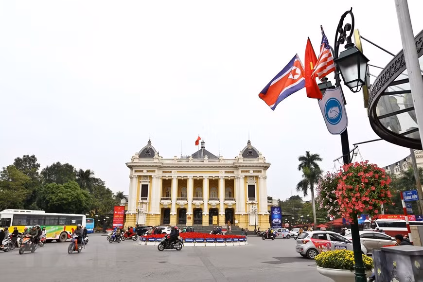 Hoan Kiem Lake area is decorated with flags of the United States, the Democratic People’s Republic of Korea and Vietnam (Photo: VNA)