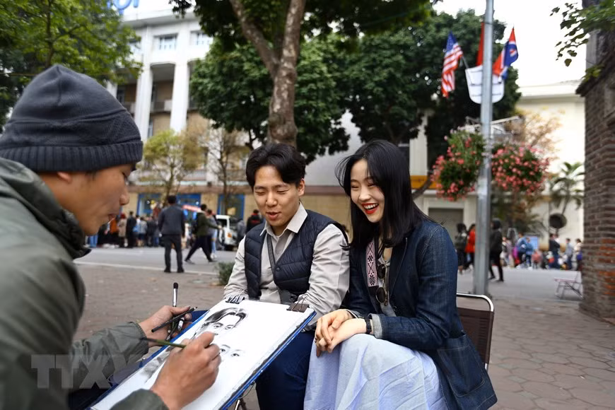 Lots of visitors flock to Hanoi as the summit is taking place soon (Photo: VNA)
