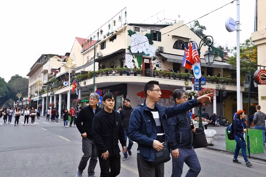 Pedestrian streets around Hoan Kiem Lake is busier than ever at weekends (Photo: VNA)
