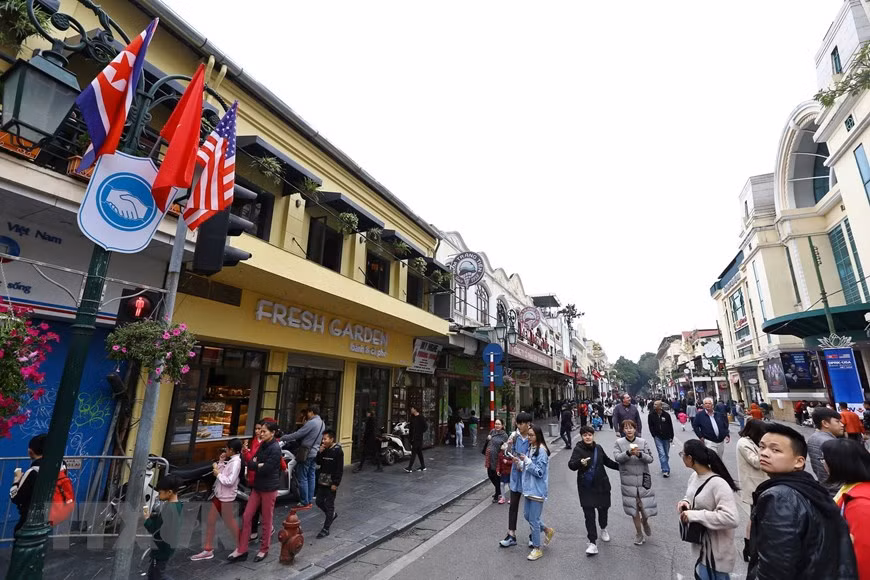 Pedestrian streets around Hoan Kiem Lake is busier than ever at weekends (Photo: VNA)
