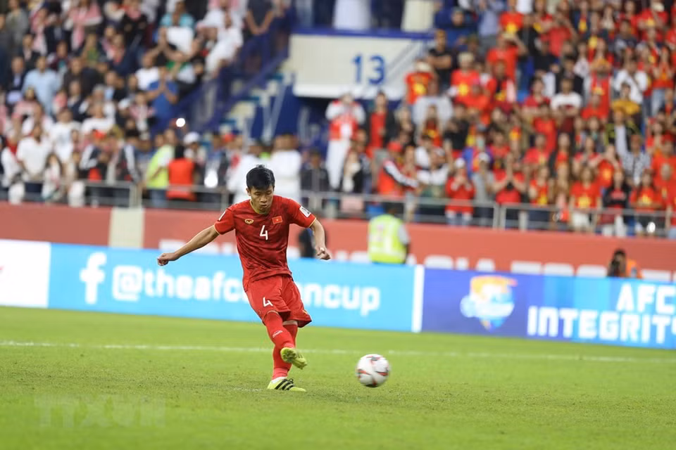Vietnam’s forth penalty and defender Bui Tien Dung makes no mistake, helping the team head to the quarter-finals (Photo:VNA) 