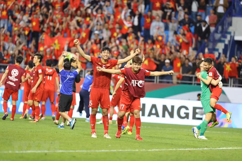 Players can not contain themselves after defender Bui Tien Dung takes the deciding penalty for Vietnam (Photo: VNA)