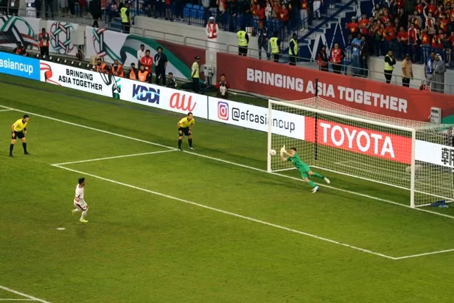 Vietnam’s Russian-born goalkeeper Dang Van Lam leaps to palm away Ahmed Salah’s shot (Photo:AFC/VNA)