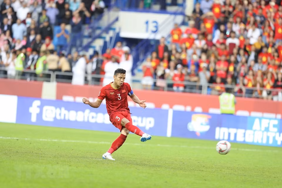 Vietnamese captain Que Ngoc Hai takes the first penalty and calmly sinks the ball into the net, sending Shafi the wrong way (Photo:VNA)