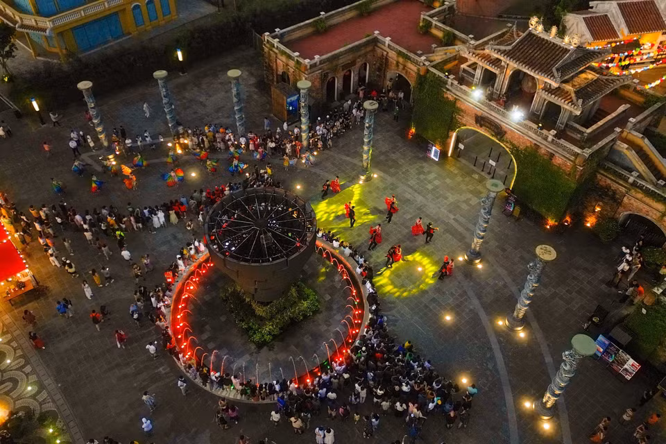 It’s the second award in a row that the Hoi An ancient town-based complex of tourism, art performance, entertainment and resort &amp; spa in the middle of the Thu Bon River has won after the first successful vote at the annual event in Oman. (Photo: VNA)