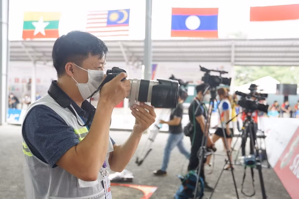 VNA reporters cover the 31st Southeast Asian Games (SEA Games 31) held in Vietnam (Photo: VNA)