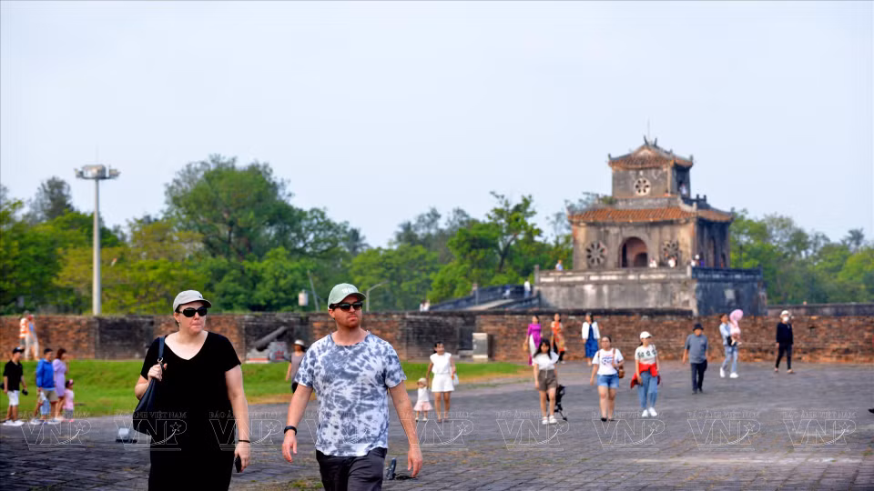 Foreign tourists visit the Upper Citadel of former imperial city of Hue. (Photo: VNP) 