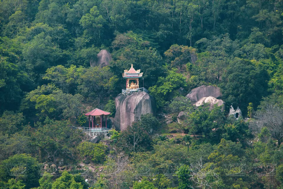 Under the shade of trees, ancient pagodas stand proudly on Chua Chan Mountain, creating a serene atmosphere. (Photo: VNP/VNA)