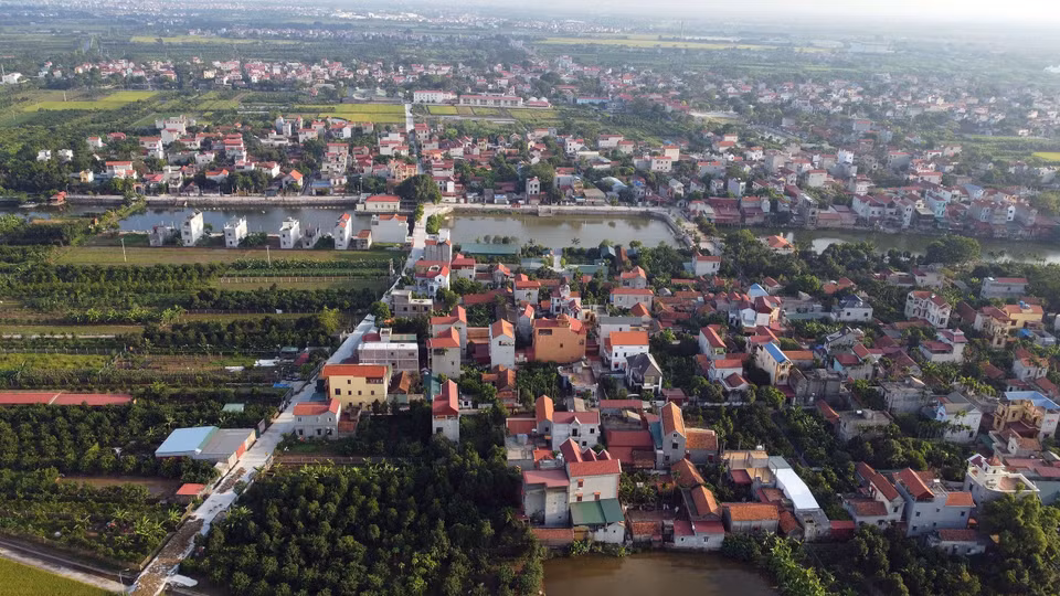 Rural areas in districts are increasingly spacious and clean, with rural transport infrastructure becoming more synchronised. (Photo: VNA)