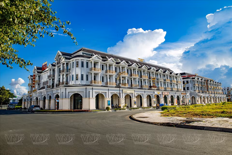 Many public, convenient, and modern buildings are found in Rach Gia city. (Photo: VNP/VNA)