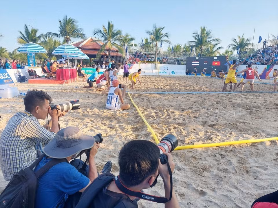 Vietnamese photojournalists cover SEA Games 31. (Photo: VNA)