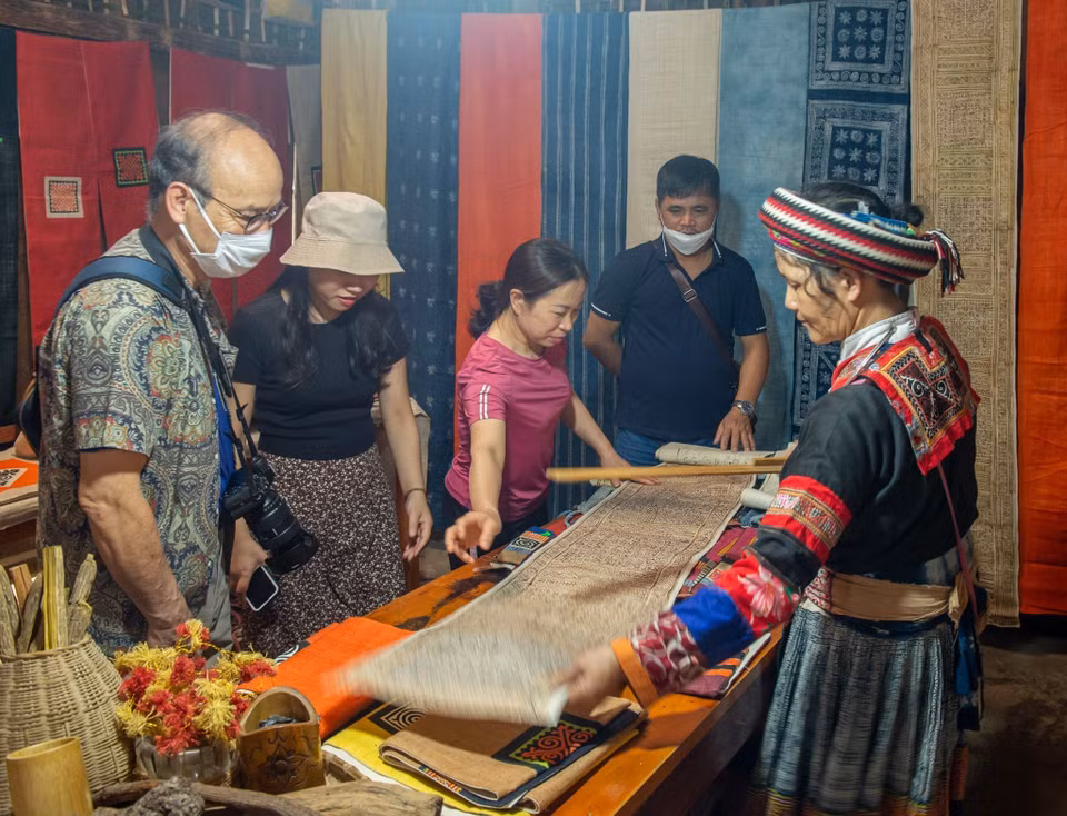 Lung Tam flax fabric is not only transformed into colourful dresses, scarves, and handbags but is also used for decorative products at hotels and restaurants as well as souvenirs and paintings. (Photo: VNA)