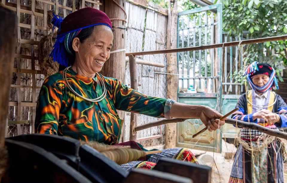 Making linen from flax requires a lot of work, with all stages done manually. (Photo: VNA)