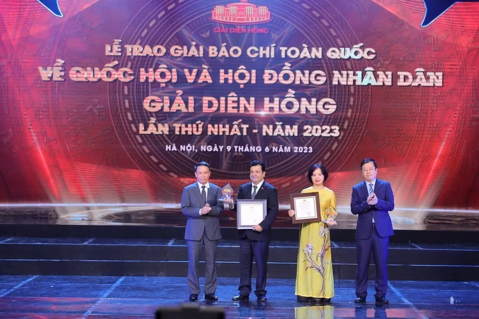 A special prize for the “Special information page on the election of deputies to the 15th National Assembly and People’s Councils at all levels for the 2021-2026 term” multimedia product is awarded to the Vietnam News Agency at the first Dien Hong Awards ceremony. (Photo: VNA)