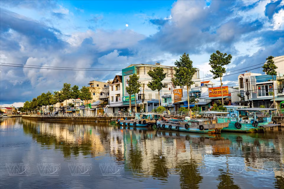 A peaceful corner of Rach Gia city on the banks of the Kien River. (Photo: VNP/VNA)