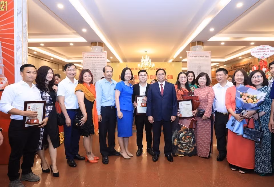 Prime Minister Pham Minh Chinh poses for a photo with leaders and reporters of the Vietnam News Agency at the 16th National Press Awards. (Photo: VNA)