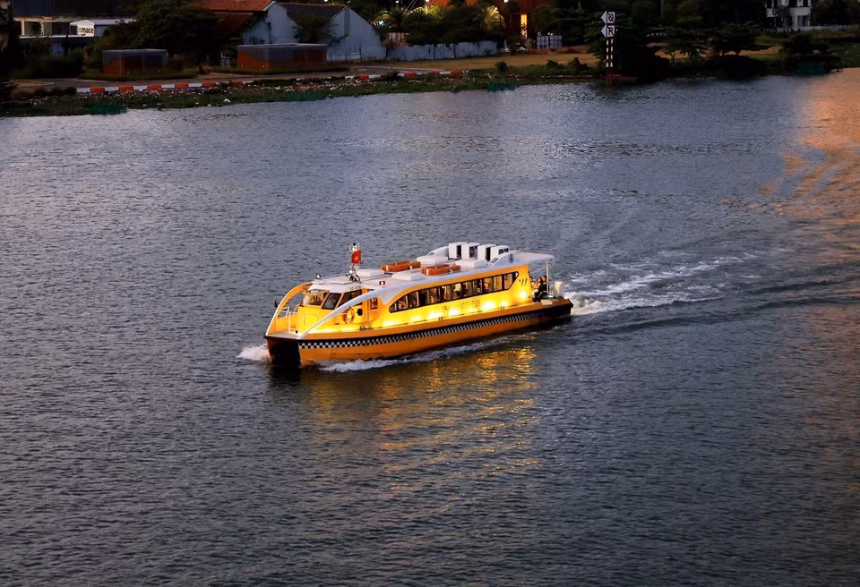 Boats carry passengers along the Saigon River. (Photo: VNA)