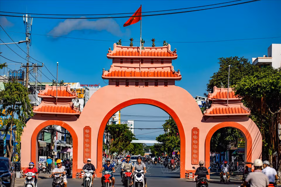 Tam Quan Gate, built in 1955, has borne witness to Rach Gia’s development, and is closely associated with the spiritual lives of local people. (Photo: VNP)