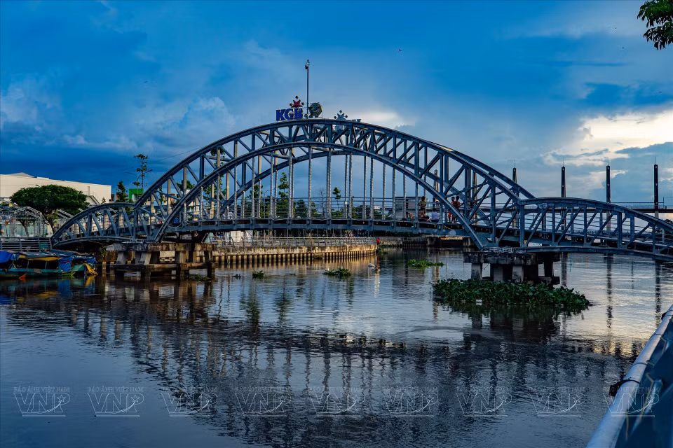 An ancient bridge connects the two banks of the Kien River. (Photo: VNP/VNA)