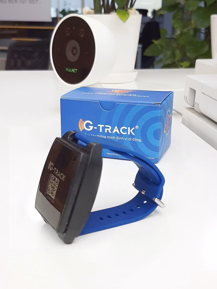 The wristband that acts as an isolation monitoring and temperature control device to support the prevention of Covid-19 has been produced by a Vietnamese company. (Photo: Ginnovations)