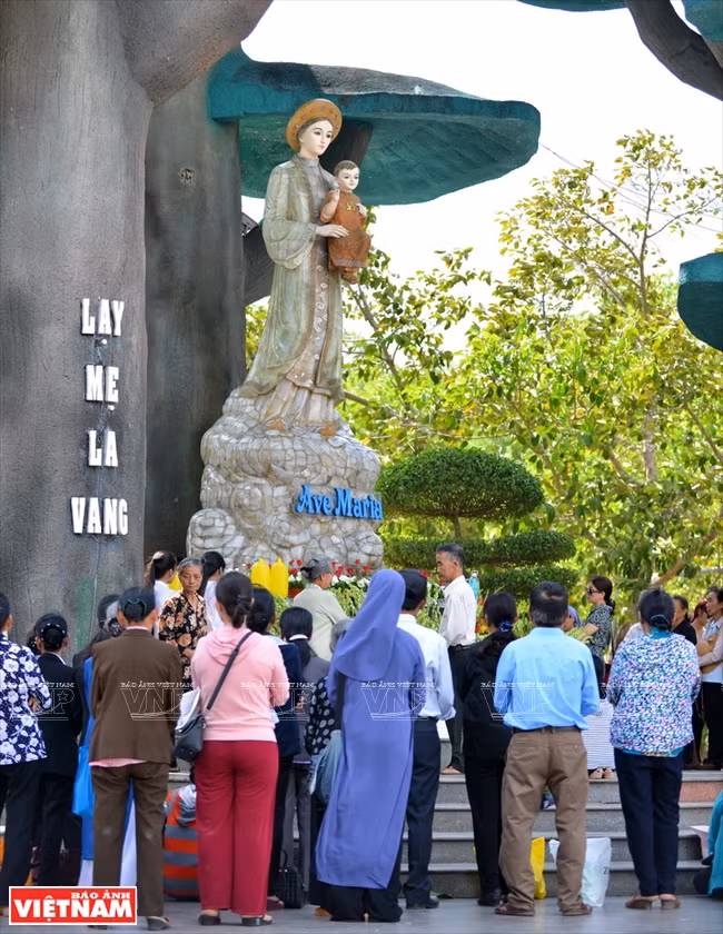 Our Lady of La Vang is a Marian apparition in the figure of a Vietnamese lady holding in her arms her child wearing a Vietnamese traditional costume (Photo: VNA)