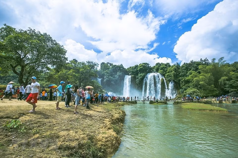 The Ban Gioc Waterfall is one of the most beautiful waterfalls in Vietnam. It is an iconic tourist destination of Cao Bang province, helping attract a great number of domestic and foreign tourists to the locality (Source: VNA)