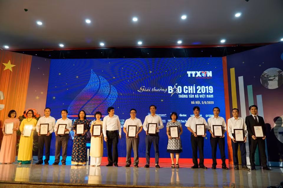 The award ceremony takes place at the National News Agency Centre, Hanoi on June 5 (Photo: VNA)