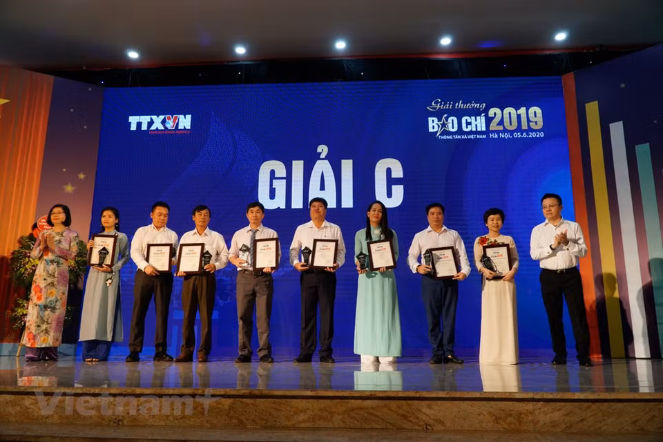 Authors and groups of authors receive C prizes (Photo: VNA)