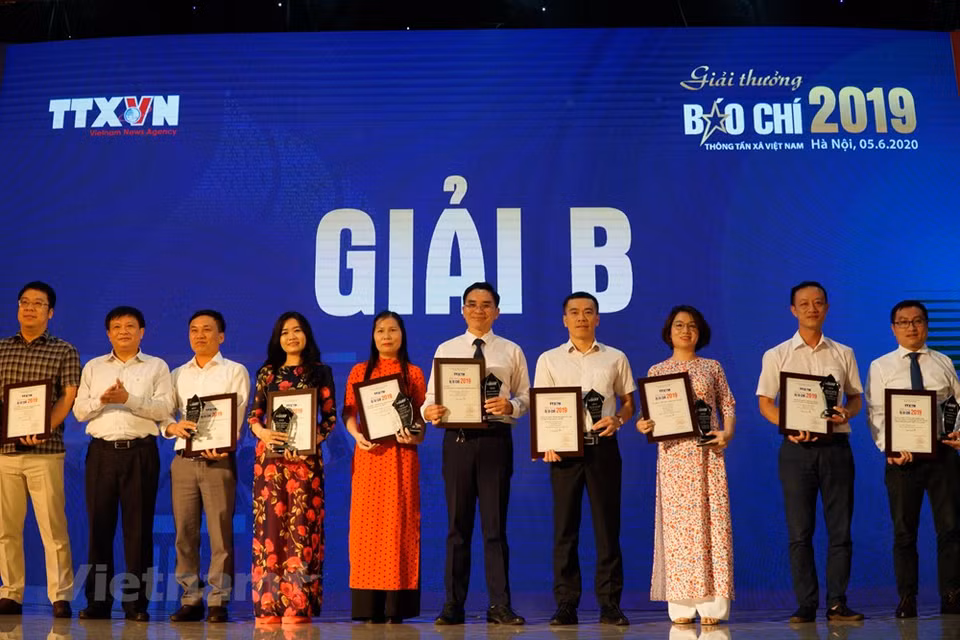 Authors and groups of authors receive B prizes (Photo: VNA)