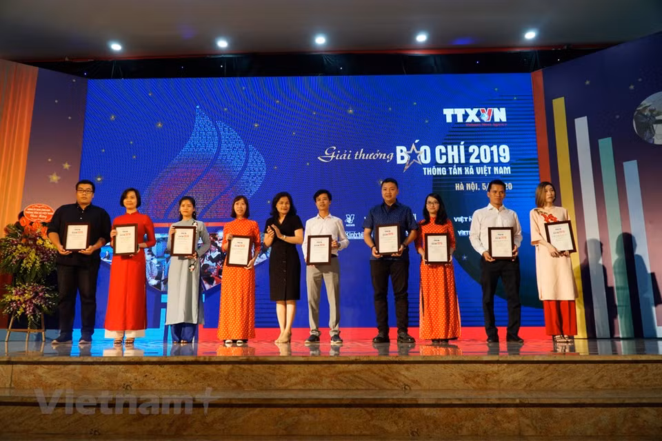 Seven A prizes, 15 B prizes, 20 C prizes and 23 consolation prizes are presented at the event (PhotoL: VNA)