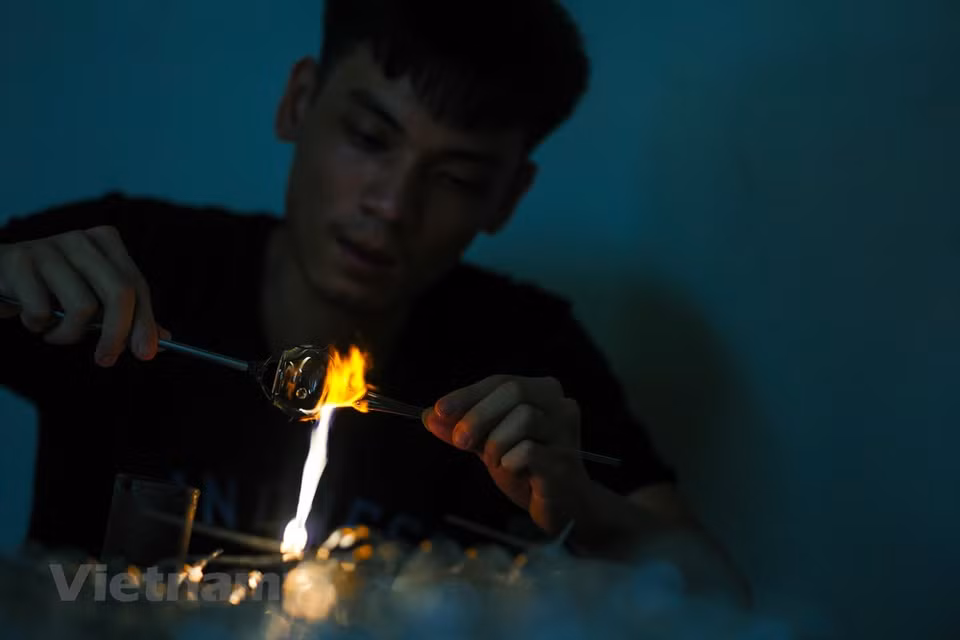 Glass blowing is a family tradition for Le Xuan Tien, with the techniques he uses having been passed down from his grandparents to him over a period of nearly three decades. Working long days in his small workshop surrounded by broiling flames has taught him the beauty of struggling to produce masterpieces. For Tien, it is all about the art. As a business his profits are small, but as an artist his returns are massive. “The COVID-19 pandemic forced the facility to shut down for a period of time so now I’m playing catch-up to deliver enough products to my customers,” he explained. (Photo: VietnamPlus)