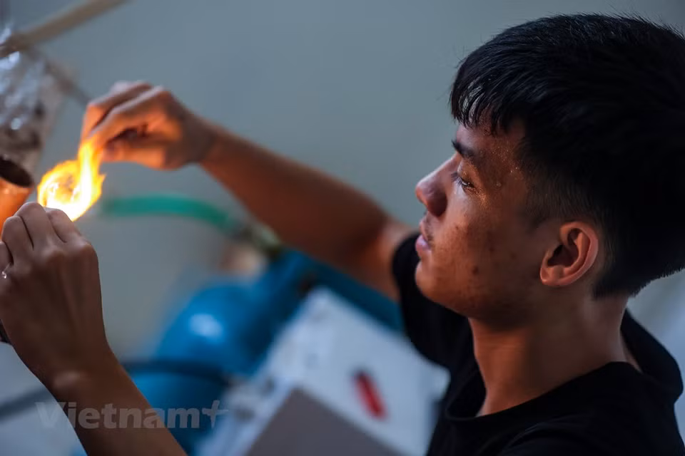 Tien employs three workers who mainly specialize in producing glass tubes used for feeding birds. Together, they churn out approximately 1,000 products each day. “In my parents’ day, nearly the entire commune blew glass, but everyone started giving up the job around ten years ago because of its difficulty and low pay,” said Tien. Many, Tien says, have even moved out of the commune to find employment in other parts of the country. “In this village, only four to five households still blow glass in the traditional way,” he said, adding that other households still produce glass, but do so using machinery that can turn out products much faster than old school methods. (Photo: VietnamPlus)
