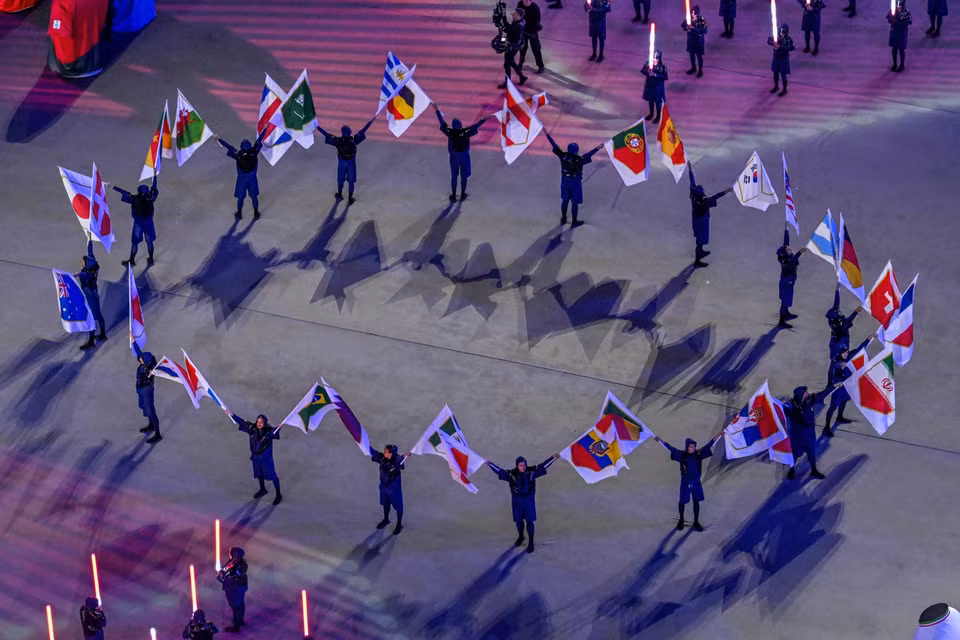 A performance of the national flags of the 32 teams competing at the 2022 World Cup during the opening ceremony of the tournament at Al-Bayt Stadium in Al Khor, Qatar on November 20. (Photo: AFP/VNA)