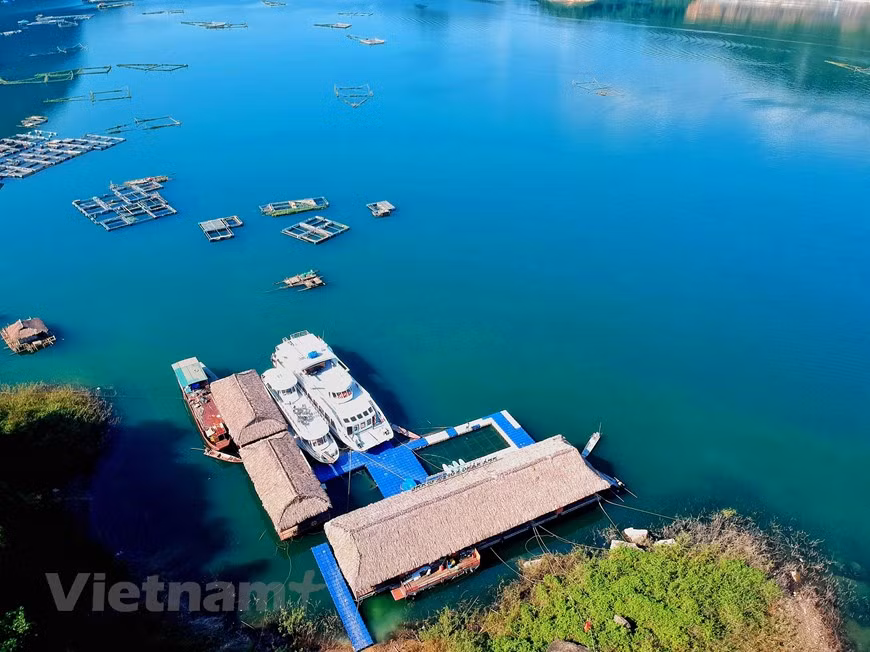 Poetic landscape around a restaurant on the lake (Photo: Vietnam+)