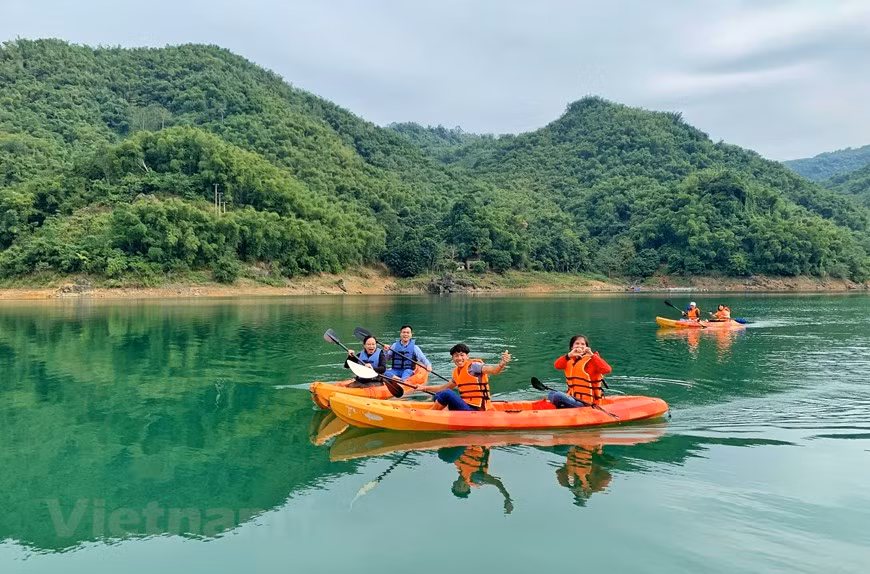 Experiencing kayaking on crystal blue lake (Photo: Vietnam+)