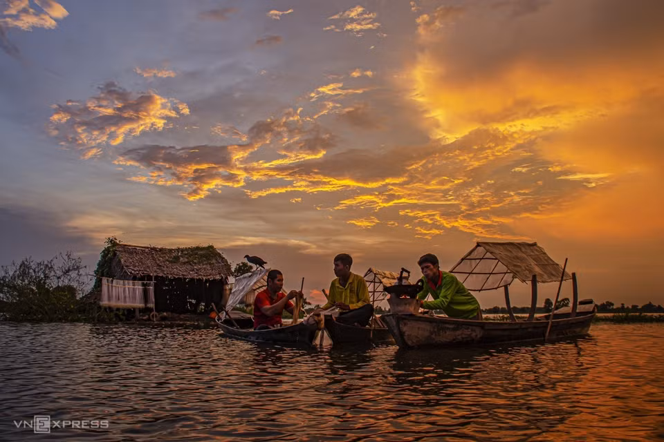 A group of fishermen relax during sunset. (Photo: Vnexpress.net)
