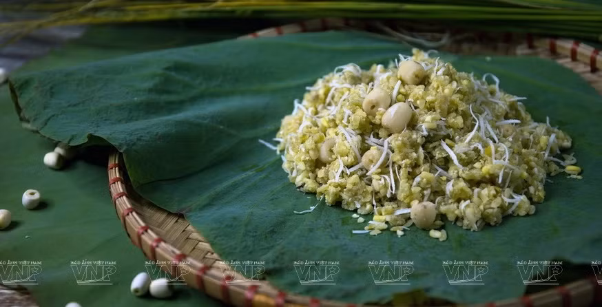 Xoi com (steamed green sticky rice), a typical dish of autumn in Hanoi (Photo: VNA)