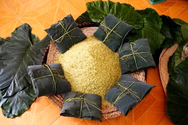 The young sticky rice comes from Vong or Me Tri village, known as the best green sticky rice producer in Hanoi. (Photo: VNA)