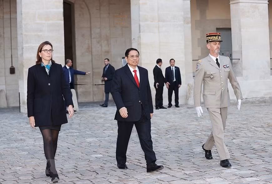Minister of Public Sector Transformation and the Civil Service Amélie de Montchalin chairs the welcome ceremony. (Photo: VNA) 