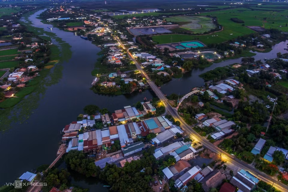 Tan Lap Commune in Moc Hoa District glimmers with residential clusters interspersed with aquaculture ponds and rice fields stretching along the banks of Vam Co Tay River. (Photo: Vnexpress.net)