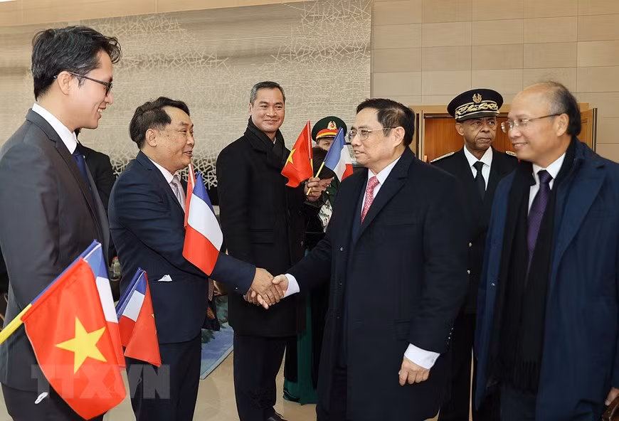 Embassy staff and representatives of Vietnamese expatriates welcome Prime Minister Pham Minh Chinh at Orly airport in Paris. (Photo: VNA)