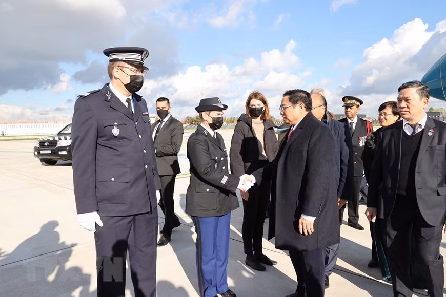 French officials welcome Prime Minister Pham Minh Chinh at Orly airport in Paris. (Photo: VNA)