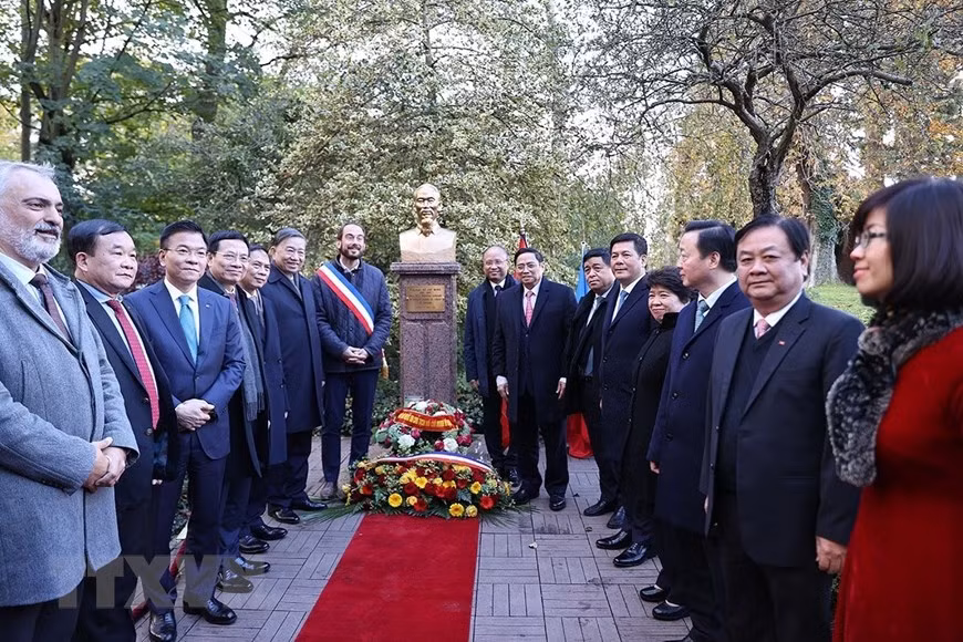 Prime Minister Pham Minh Chinh and a high-ranking delegation of Vietnam lay wreaths at a monument of President Ho Chi Minh in Montreuil, about 15km east of Paris. (Photo: VNA)
