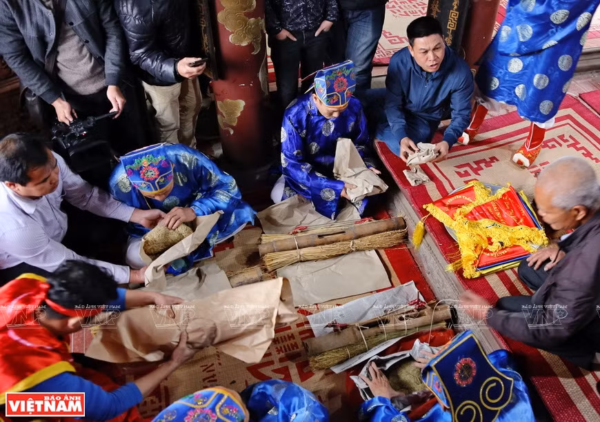Legend has it that in the reign of the 18th Hung King, General Phan Tay Nhac was assigned to fight the enemies. When his troops went to Thi Cam village, he ordered the organisation of a cooking contest to select capable locals to work in logistics to serve the army (Photo: VNA)